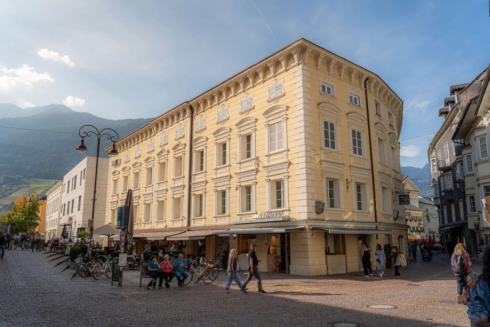 Altbau an der Altenmarktgasse 1 in der Altstadt von Brixen, Sitz der Web- und KI-Agentur darwin's