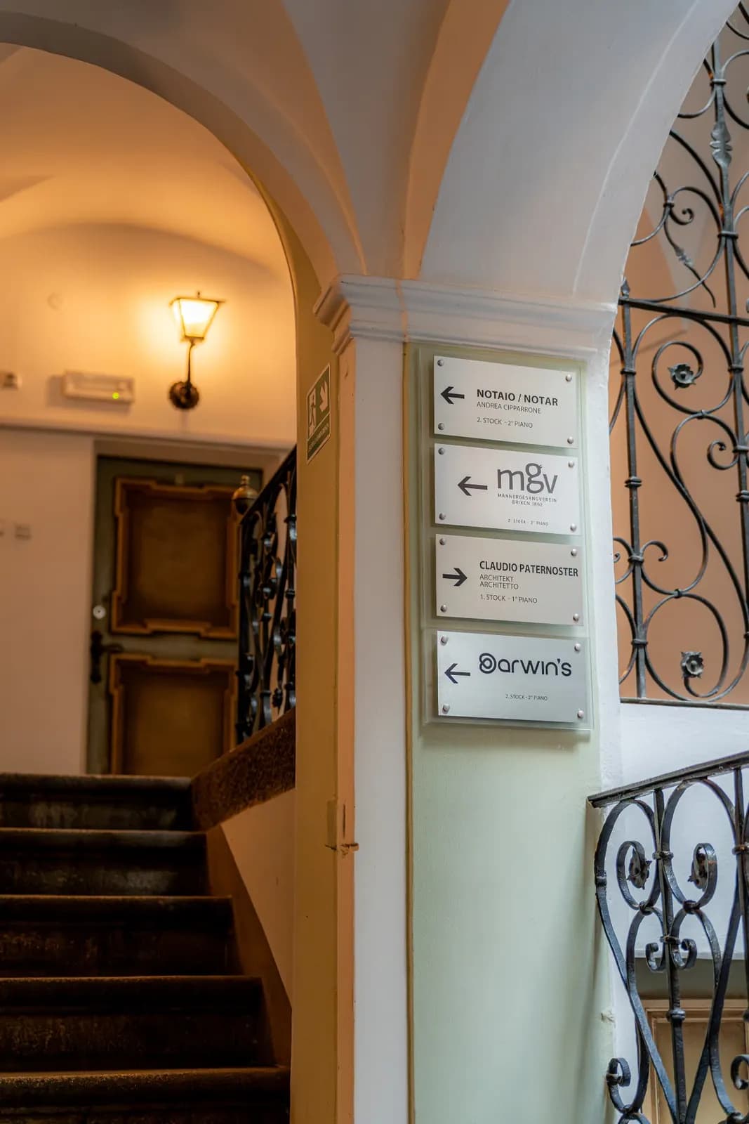 Wegweiser im Stiegenhaus der Altenmarktgasse 1 in Brixen: darwin's im zweiten Stock